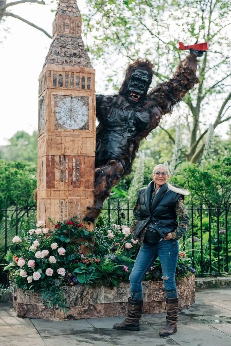 Amie Bone beside King Kong, Chelsea in Bloom, Amie Bone