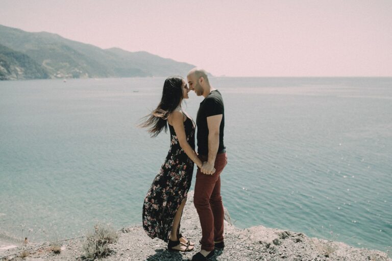 A kiss above the water — Mandeep and Rita, Cinque Terre, Andrea & Federica