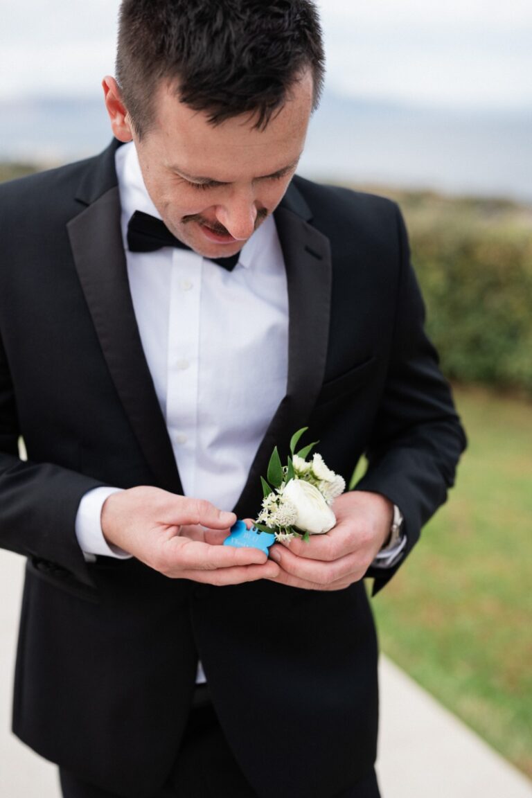 The boutonniere, and something blue, Andreas Markakis Photography