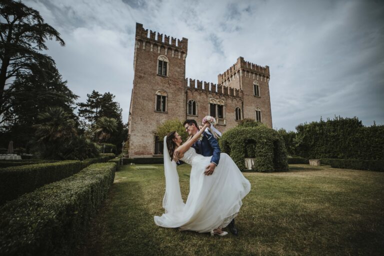 The couple at the foot of a crenellated castle, Angela Salzano