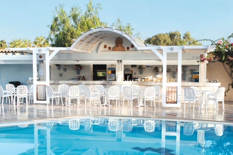 The pool bar, Atlantis Hotel