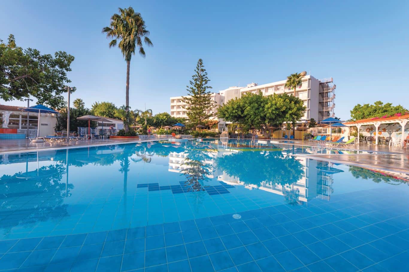 The main pool with the hotel behind, Atlantis Hotel