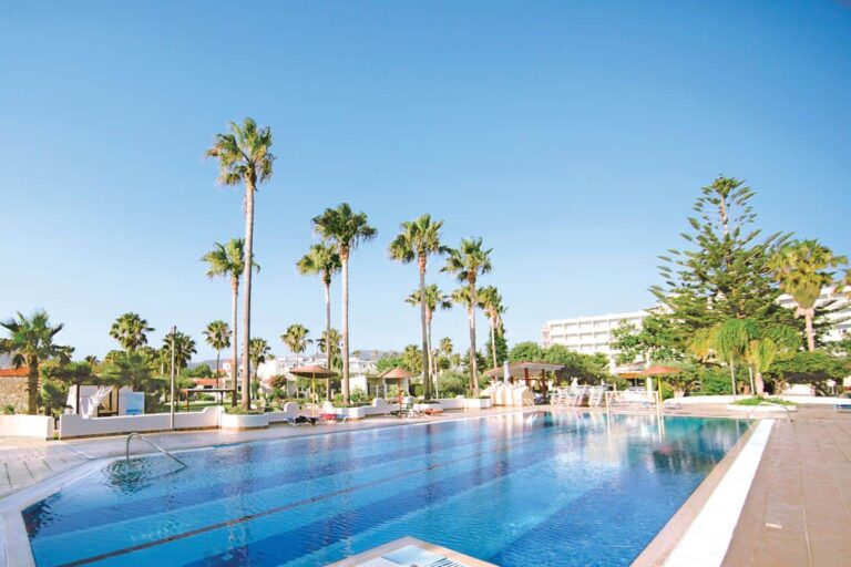 The long freshwater pool and palms, Atlantis Hotel
