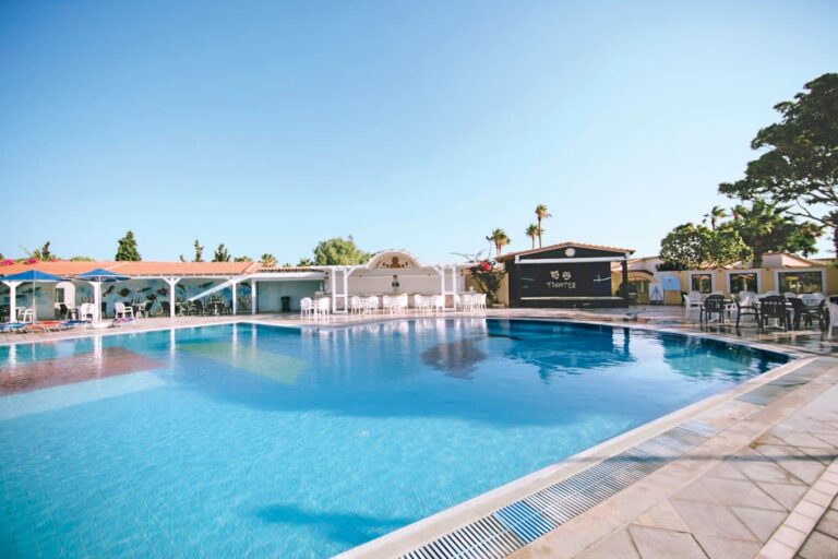 The pool and pool bar, Atlantis Hotel