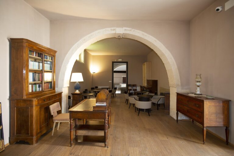 Vaulted lounge with arches, library and seating, Ballium Luxury Relais