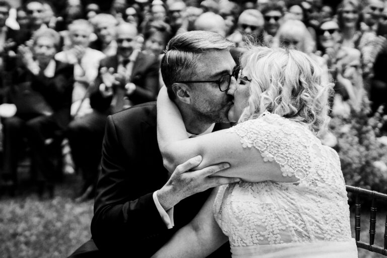 The first kiss in front of the guests, Villa Semenza, Lecco, in black and white, Barbara Zanon Photography