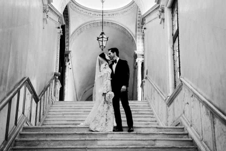 Newlyweds at the top of a marble staircase, Venice, in black and white, Barbara Zanon Photography