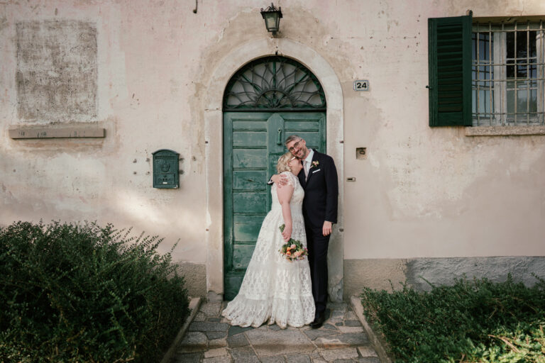 A couple at an old green door, Villa Semenza, Lecco, Barbara Zanon Photography