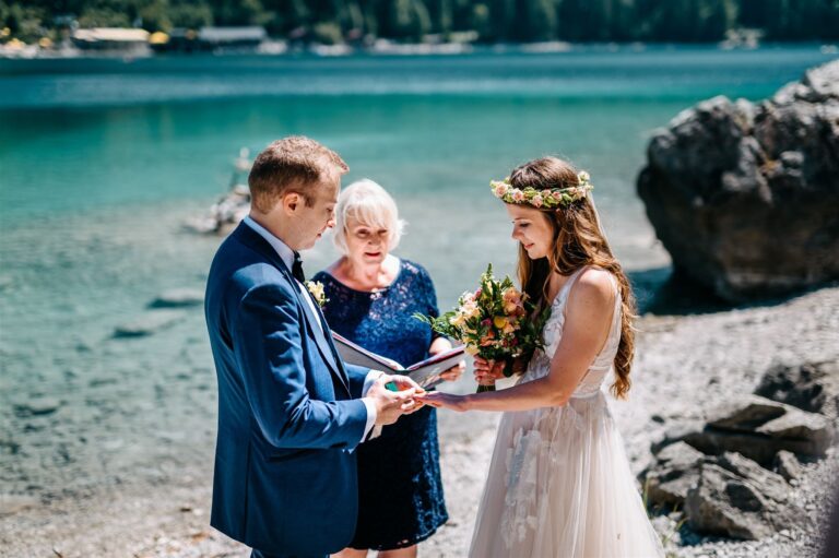 Ring exchange at the shore of Lake Eibsee, Bavaria, Bilingual Celebrant in Europe