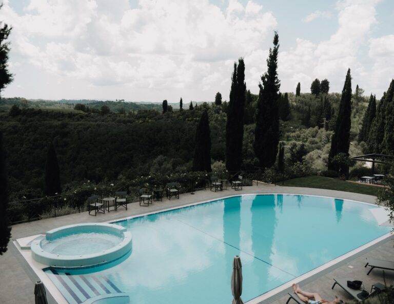 The pool and its whirlpool bath, Borgo Bucciano