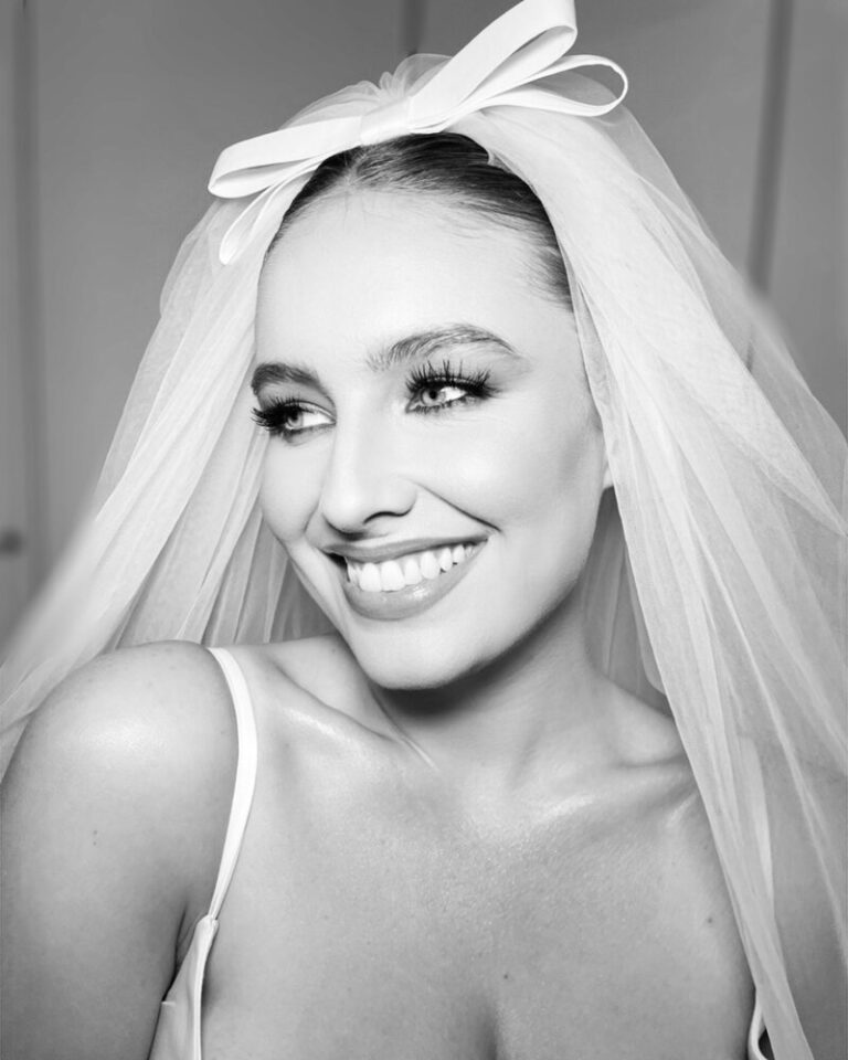 A bow-topped veil and an unguarded smile, Botias