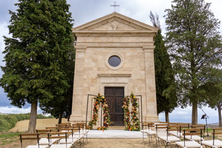 An autumn ceremony arch, Cappella di Vitaleta, Val d'Orcia, Bottega dei fiori