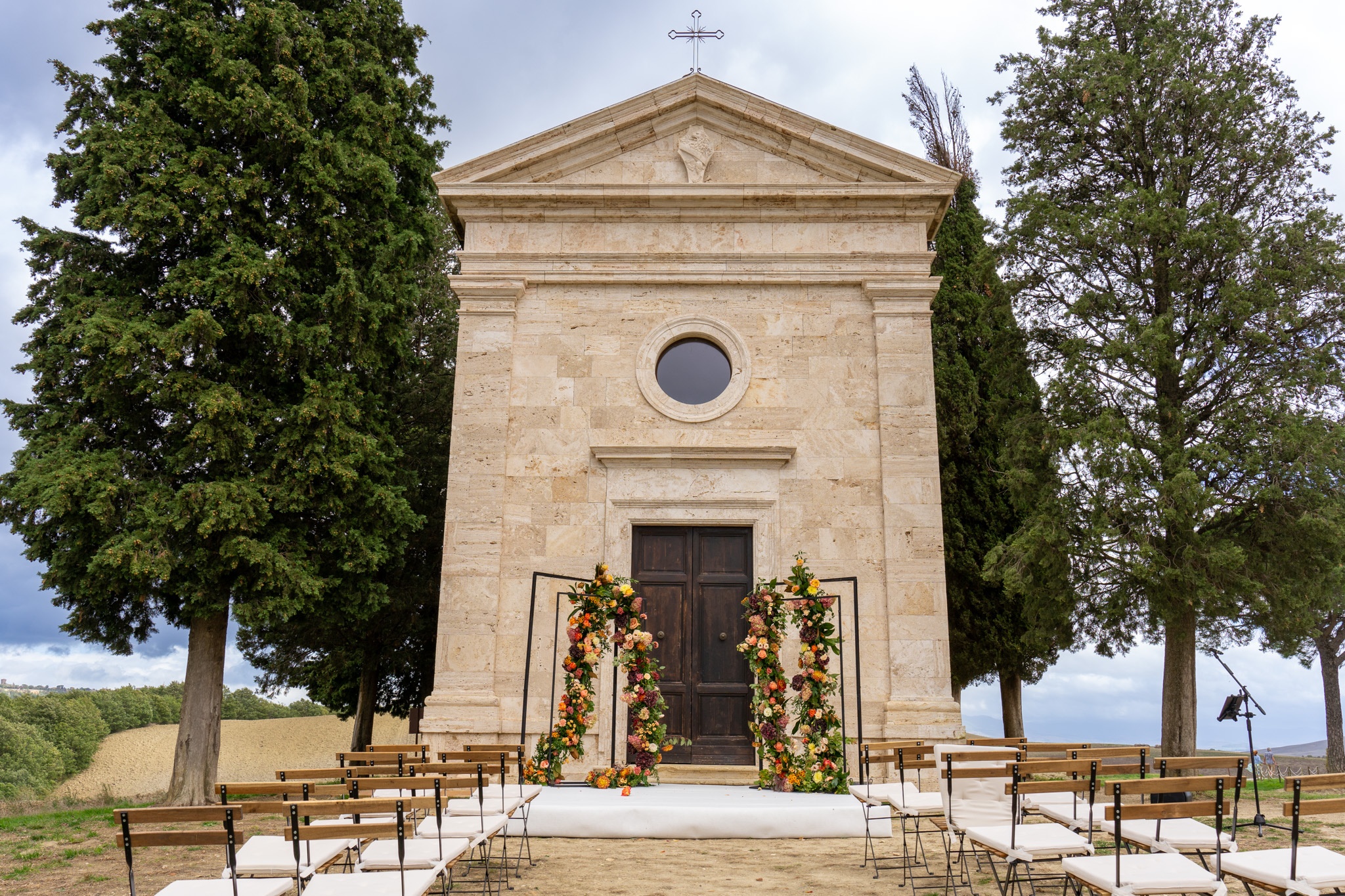 An autumn ceremony arch, Cappella di Vitaleta, Val d'Orcia, Bottega dei fiori