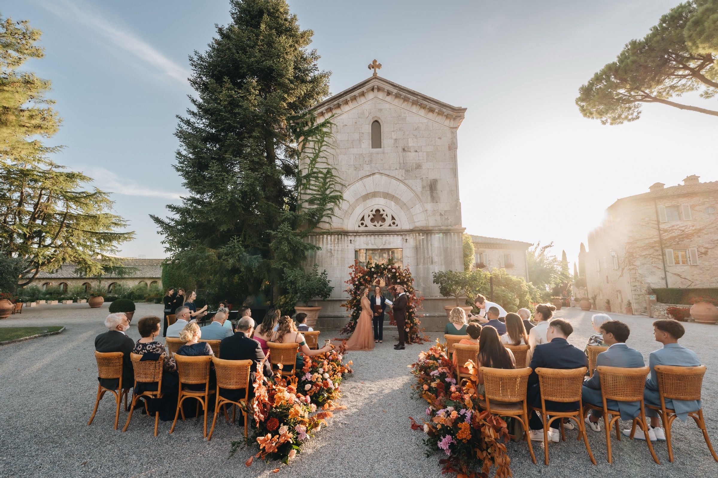 An autumn ceremony among the vines, Borgo San Felice, Chianti, Bottega dei fiori