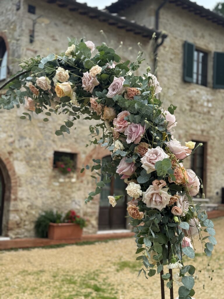A detail of the ceremony arch, Taverna di Bibbiano, Chianti, Bottega dei fiori