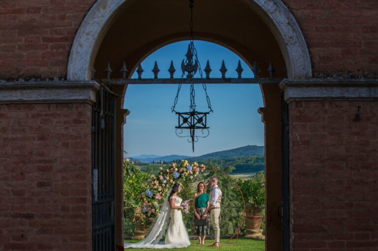 A ceremony seen through the gate, Fattoria Radi, Siena, Bottega dei fiori