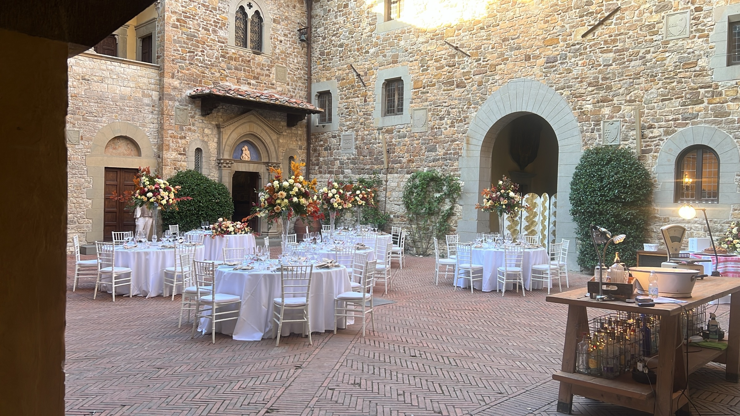 A courtyard reception at dusk, Castello il Palagio, Chianti, Bottega dei fiori