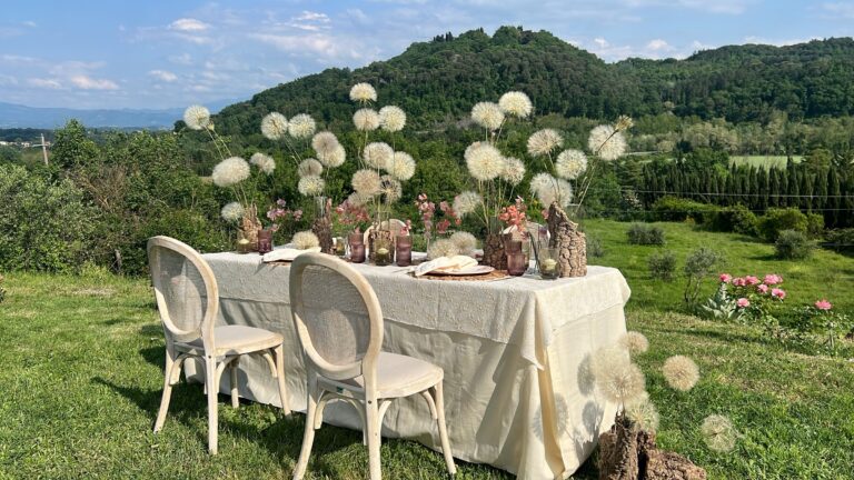 An elopement table styled with dandelion clocks, Mugello, Bottega dei fiori