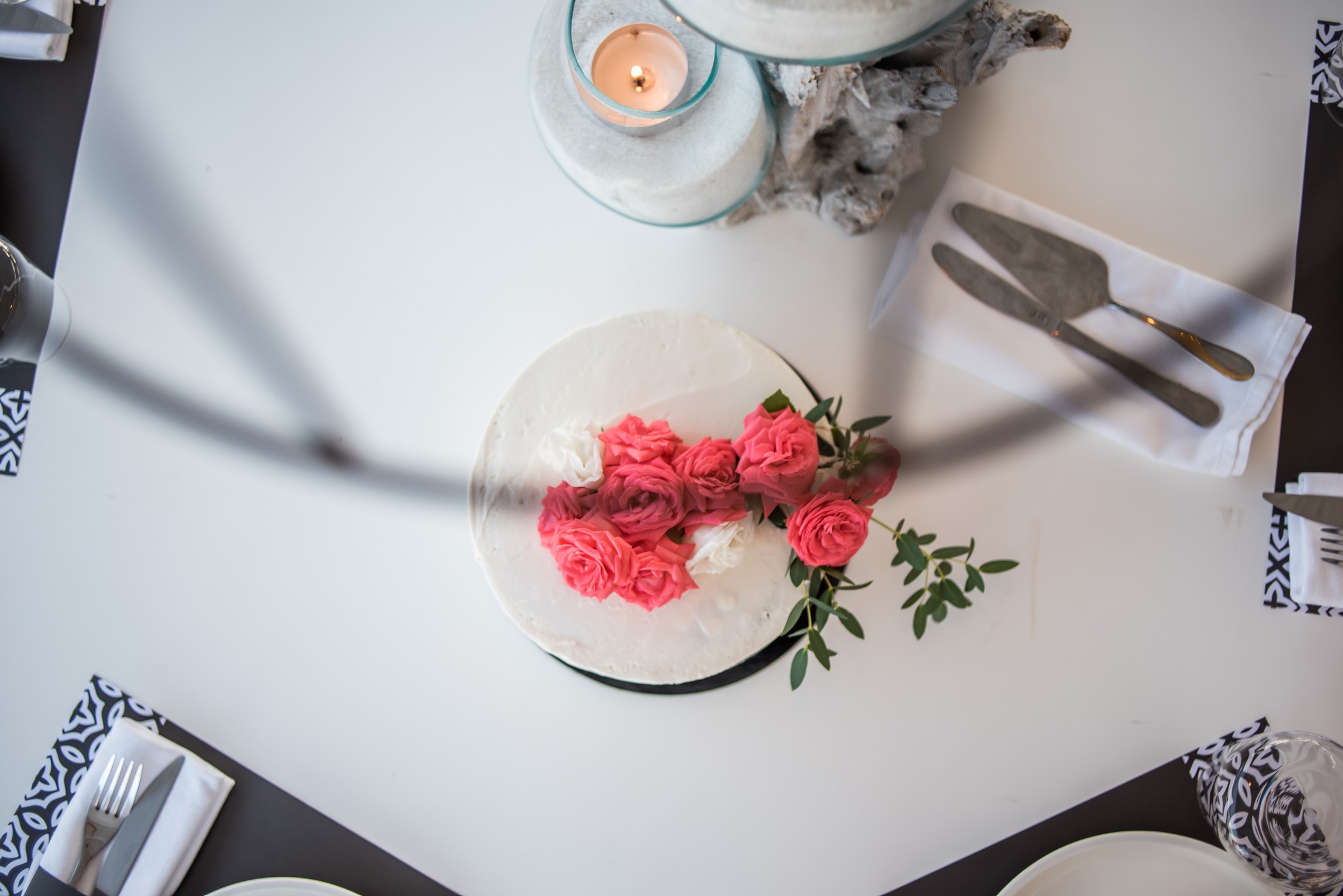 Table setting with a rose on the plate, seen from above, Paros, Bright Blue Wedding And Events