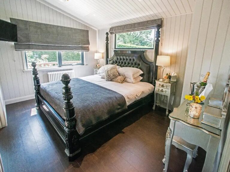 The Retreat, the honeymoon room, a dark four-poster and panelled walls, Broadoaks Country House