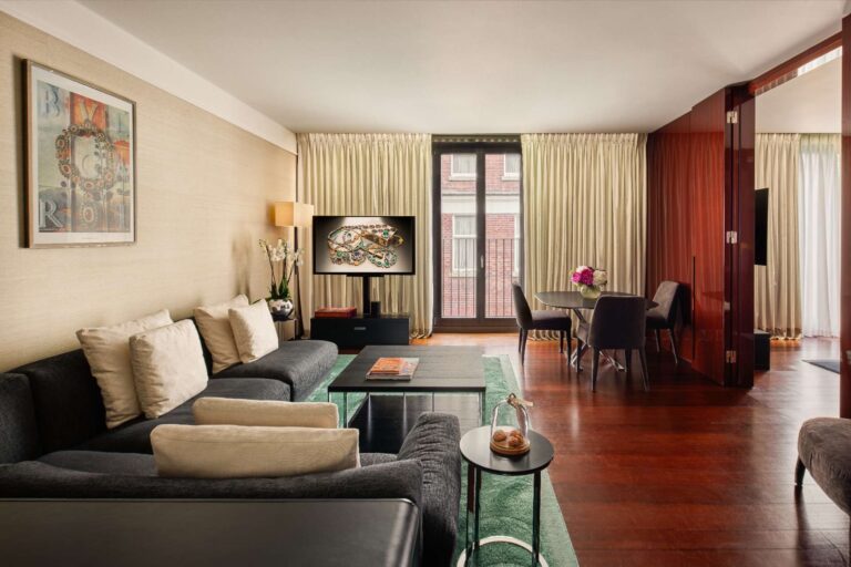 The living room of a Deluxe Suite at Bulgari Hotel London