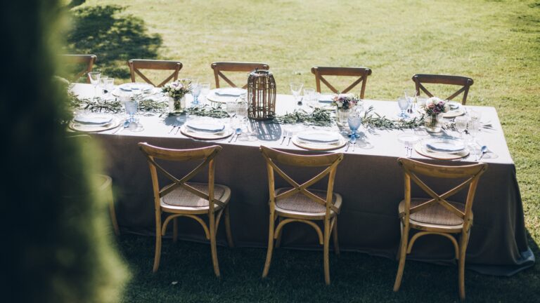 A long wedding table in the garden, Can Riera de la Pineda
