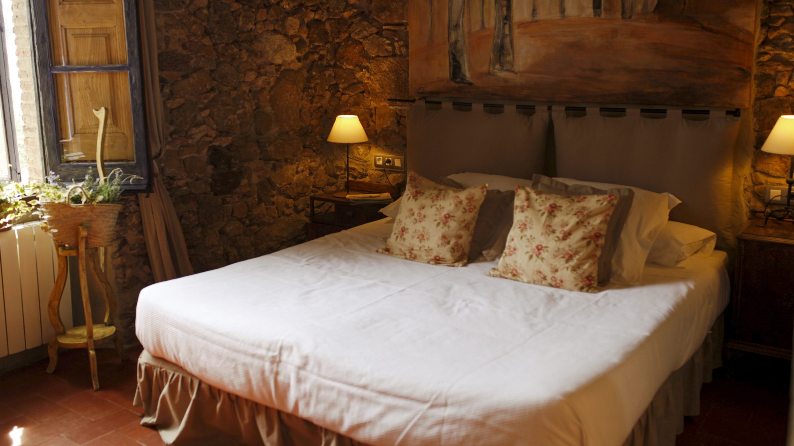 A stone-walled room at Can Riera, Can Riera de la Pineda