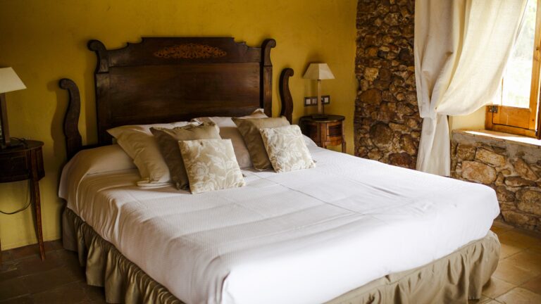 A warm bedroom in the masia, Can Riera de la Pineda