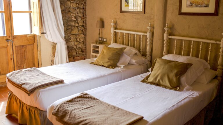 A twin room in the farmhouse, Can Riera de la Pineda