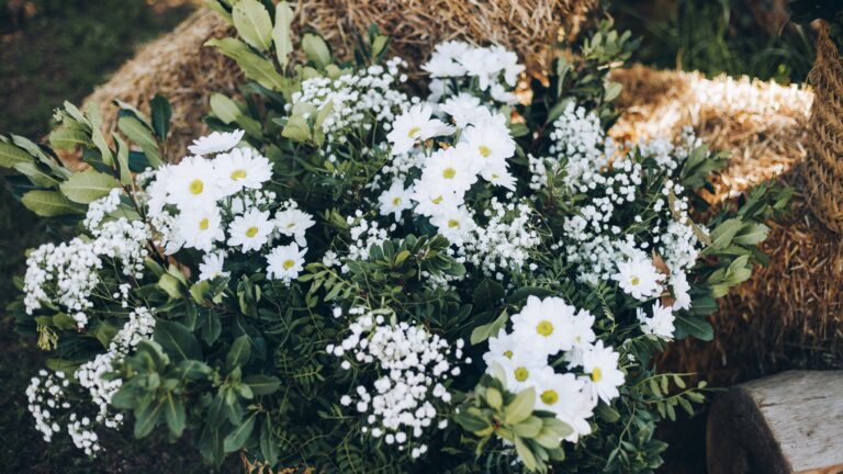 A wedding arrangement in white, Can Riera de la Pineda
