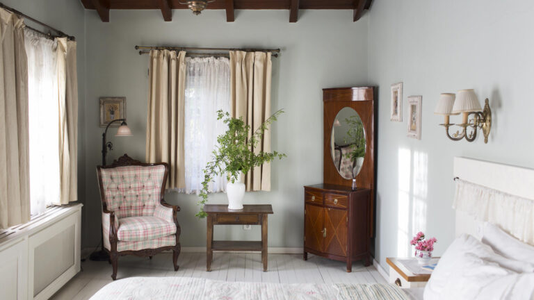 A guest room with an armchair and dressing table, Casa Lavanda