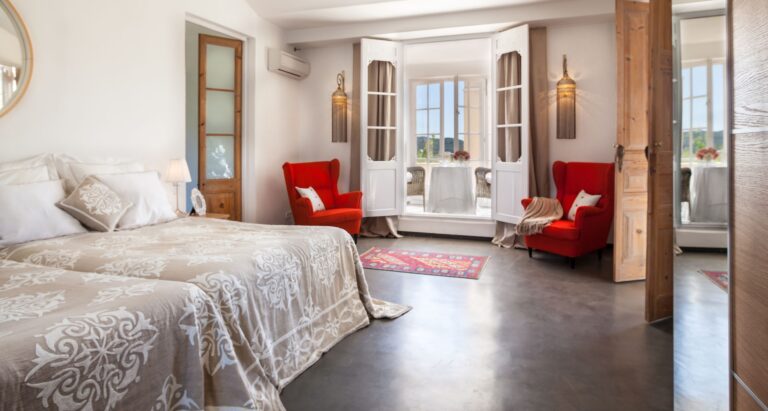 The living room, with its fireplace, Casa Nova Estate