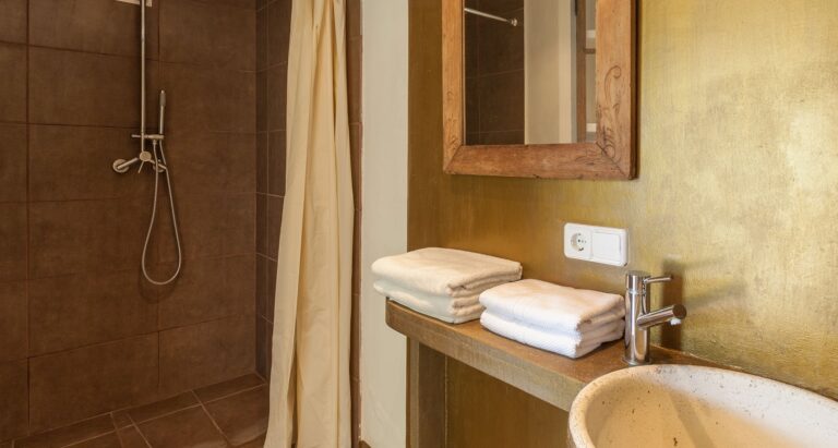 An ensuite bathroom, Casa Nova Estate