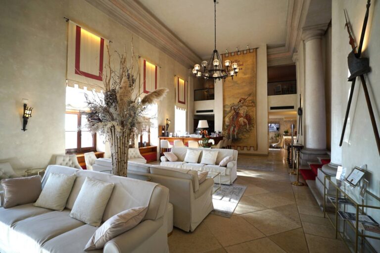 The hotel lounge, Castel Brando