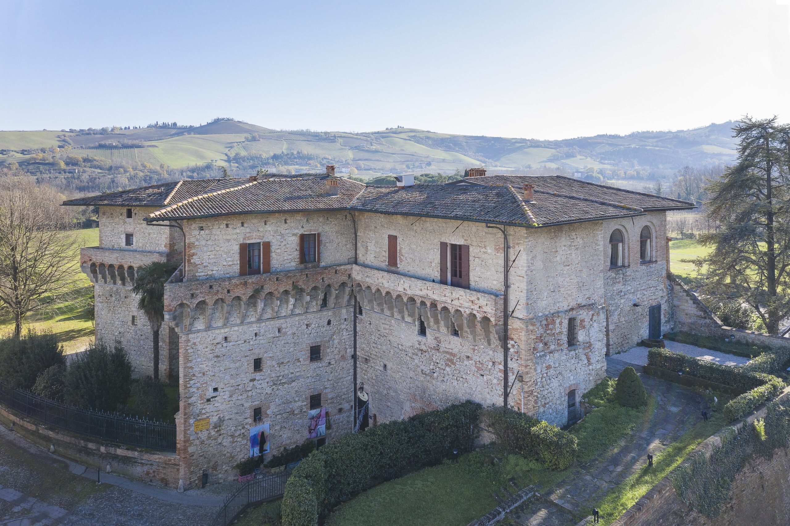 The castle seen from above, with the hills of Romagna behind, Castello del Capitano delle Artiglierie