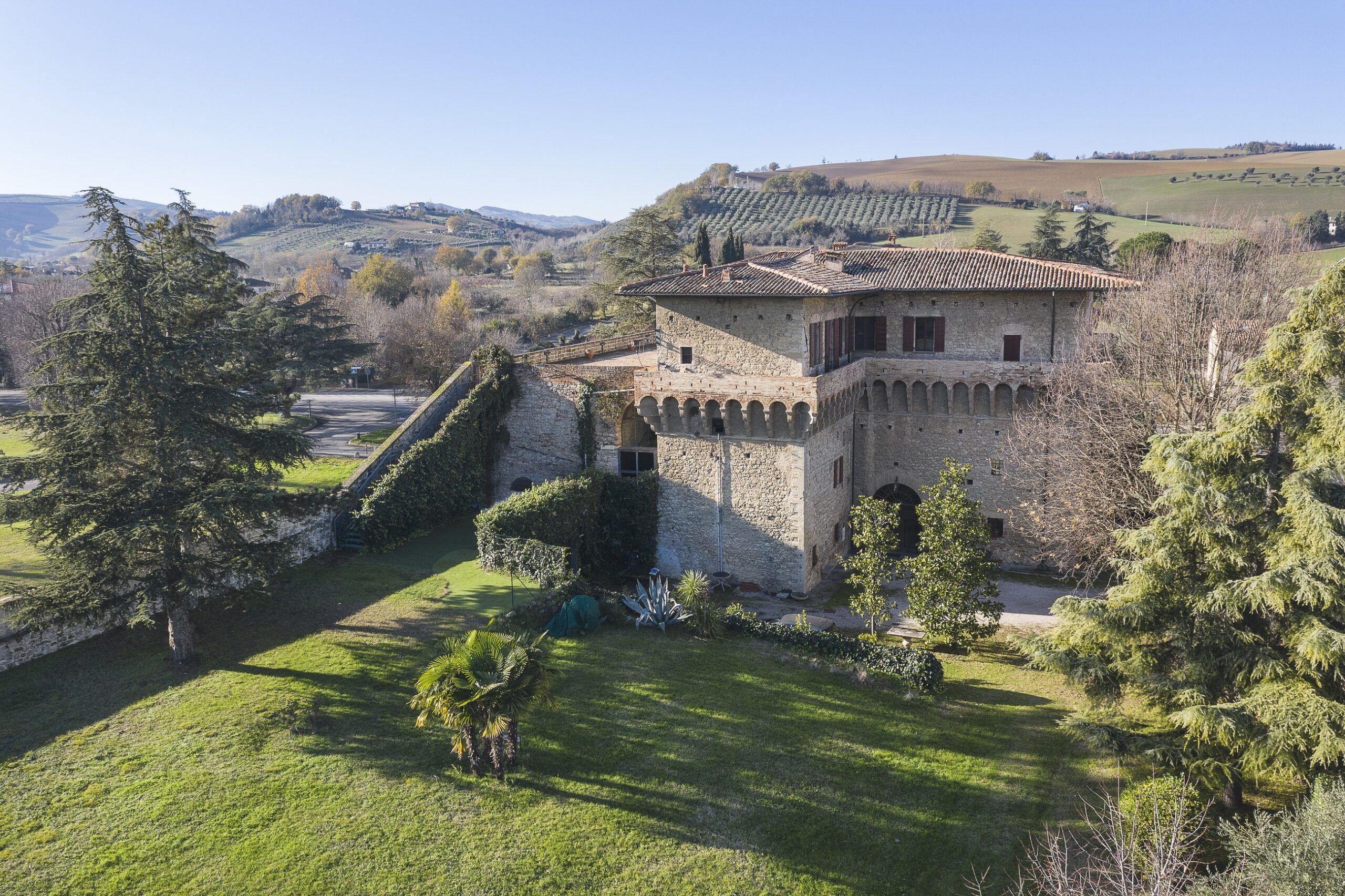 The castle and its lawn on a clear day, Castello del Capitano delle Artiglierie
