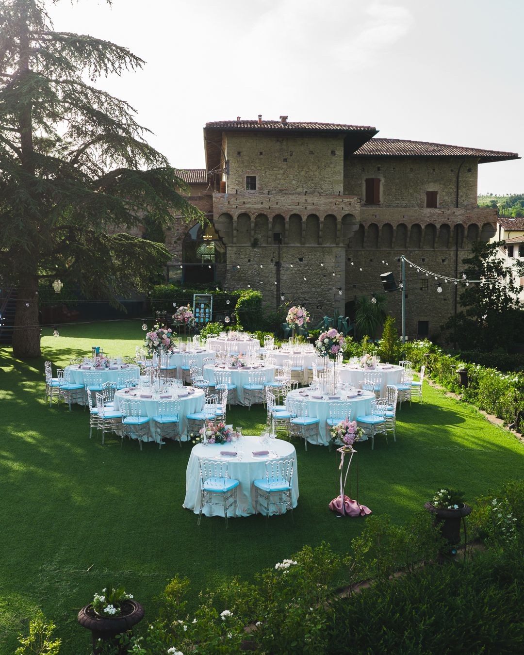 Tables laid in blue and white on the lawn in front of the castle, Castello del Capitano delle Artiglierie