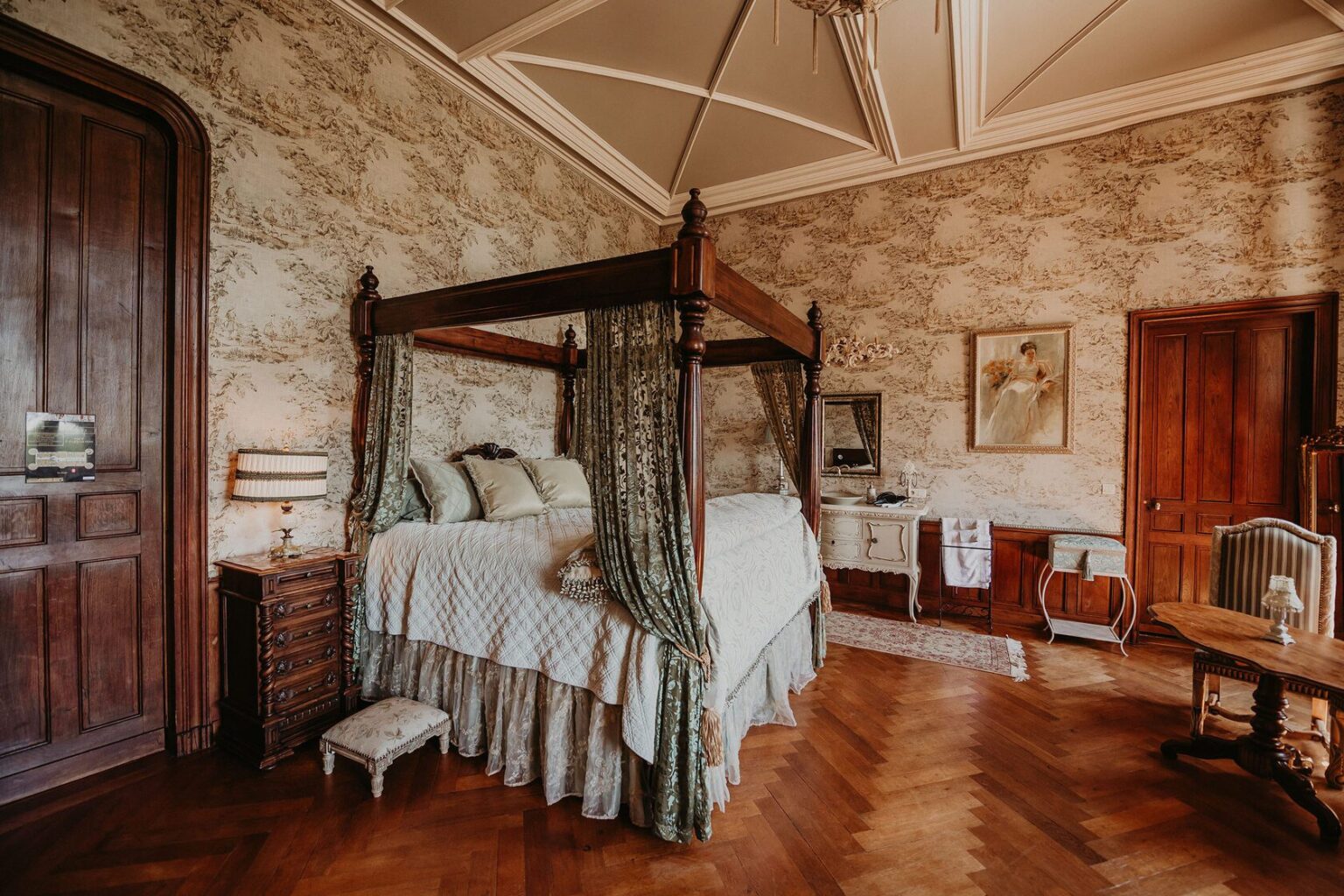 A four-poster bedroom suite