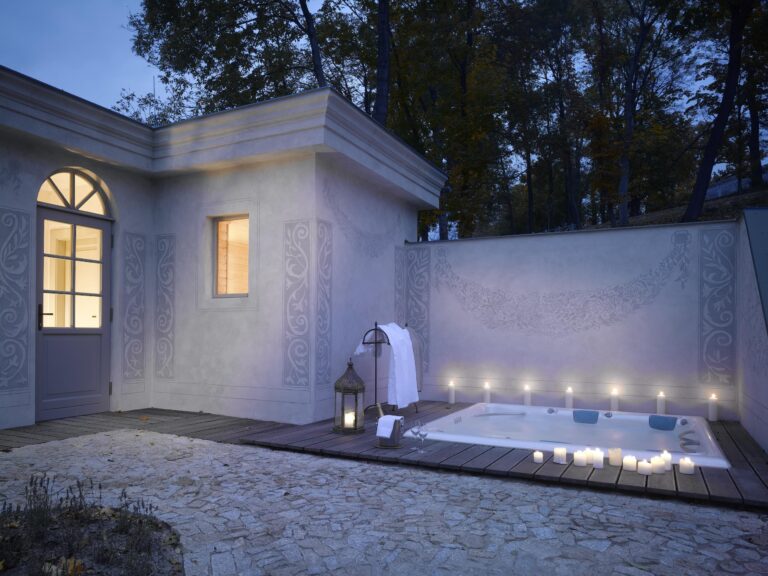 The outdoor whirlpool in the park, Chateau Mcely