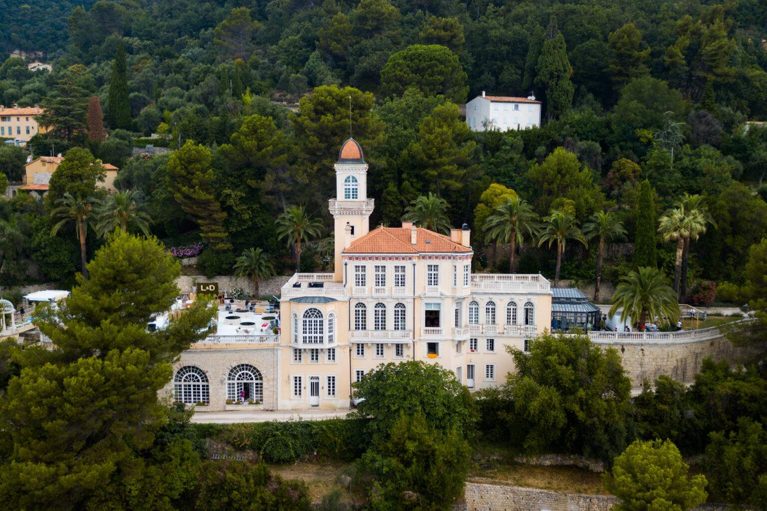 The château and its tower above the gardens