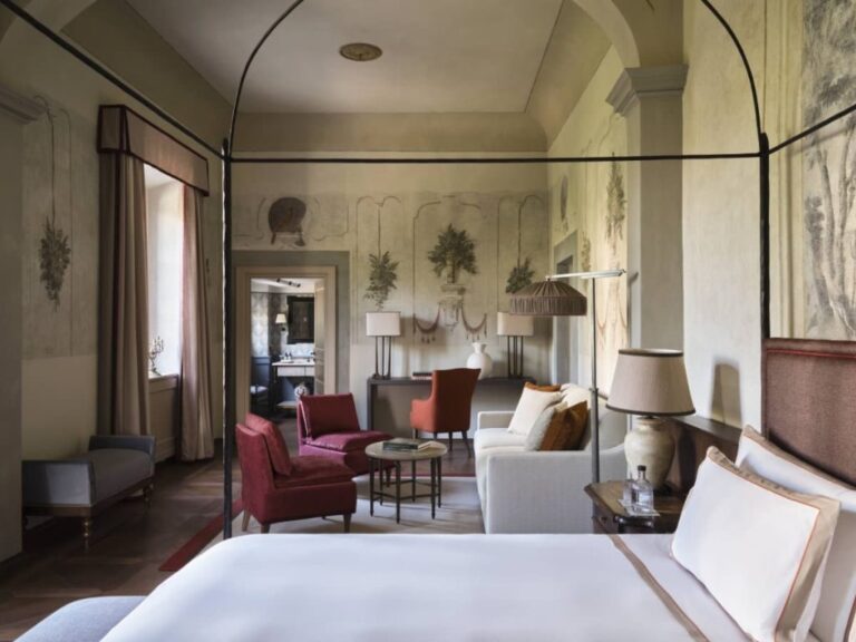 A Suite with Canopy Bed, Collegio alla Querce