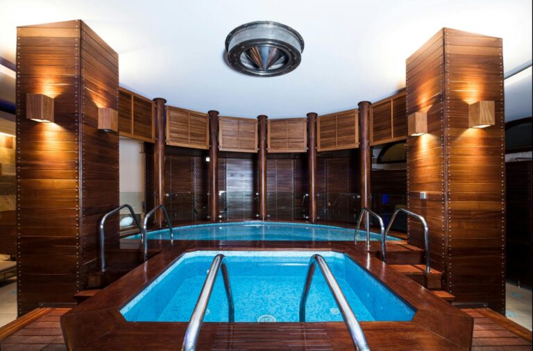 Jacuzzi and plunge pool at Hebe Spa, Columbia Beach Resort