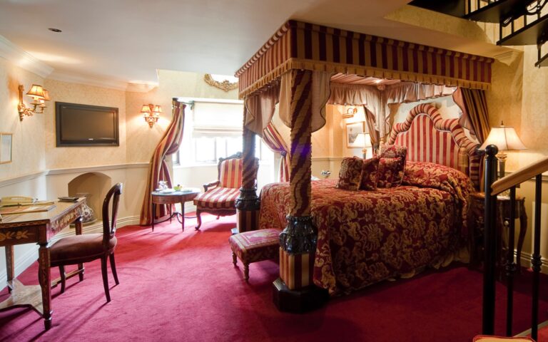 Grand Feature Bedchambers