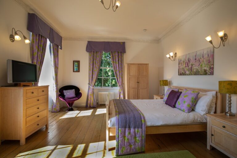 A guest bedroom in soft purple, Cortes House