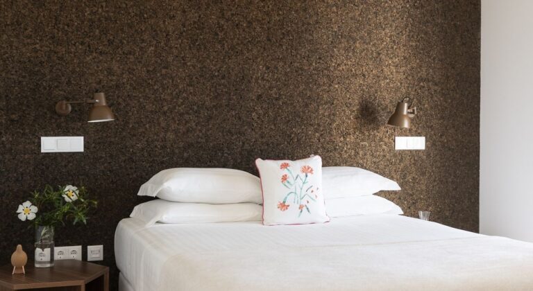 Bedroom with cork headboard wall, Craveiral Farmhouse