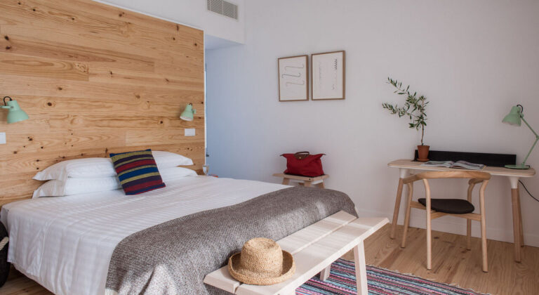 Double bedroom with desk, Craveiral Farmhouse