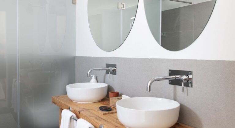 Bathroom with twin basins, Craveiral Farmhouse