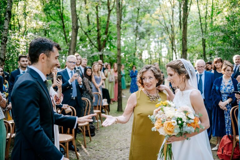 A woodland aisle at Convento dell'Annunciata near Lake Garda, the bride's mother handing her to the groom, Daniele Vertelli Photography