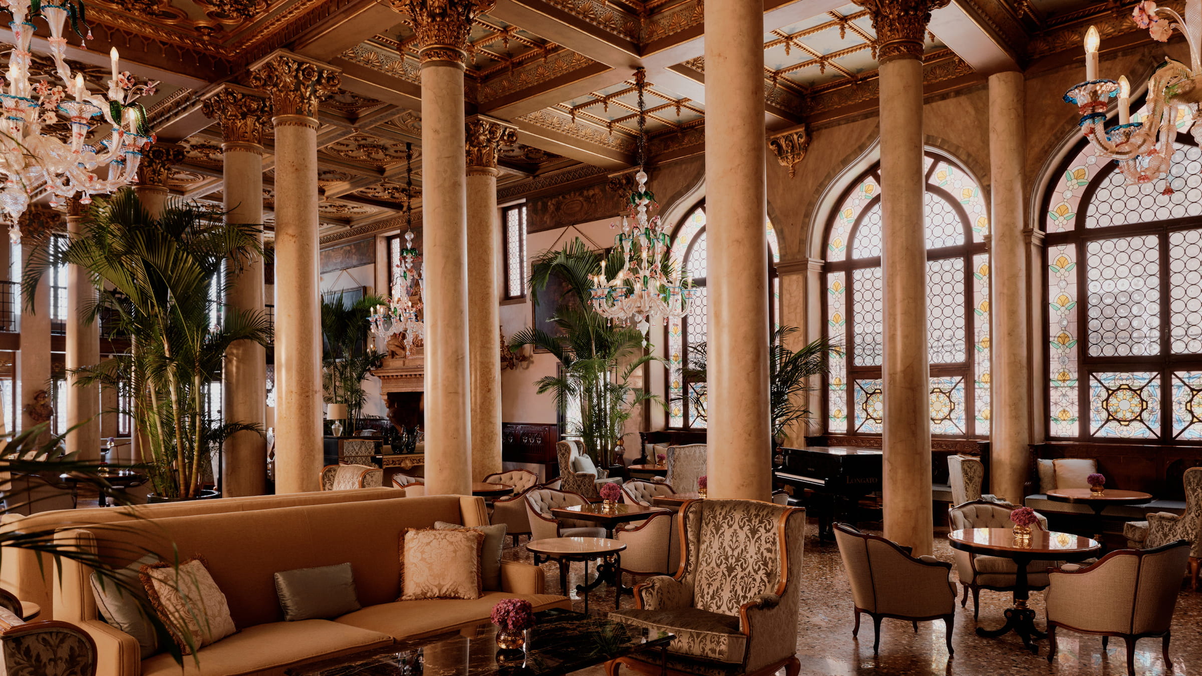 Columned lounge of Palazzo Dandolo with chandeliers, Danieli, Venezia, A Four Seasons Hotel