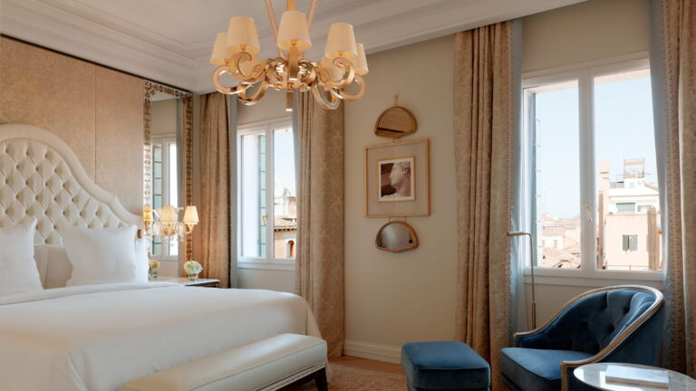 Premium room with Murano glass chandelier, Danieli, Venezia, A Four Seasons Hotel